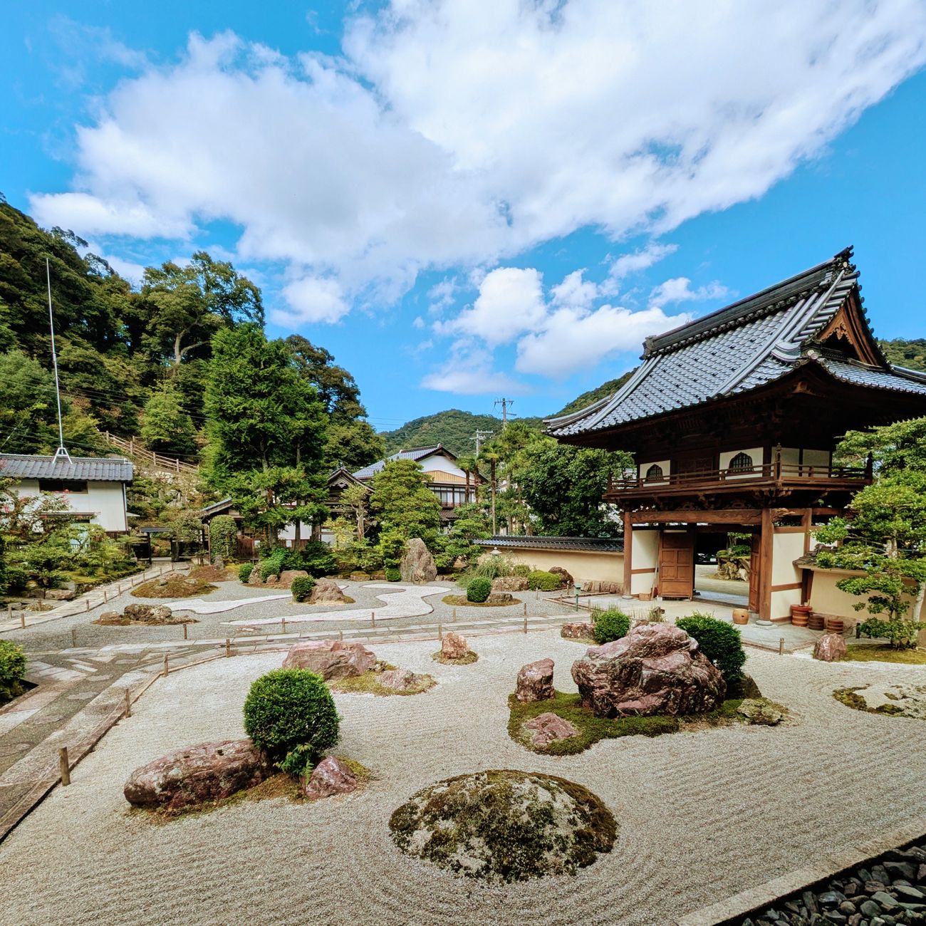 Why Japanese Zen Gardens Use Raked Gravel: The Meaning Behind Karesansui