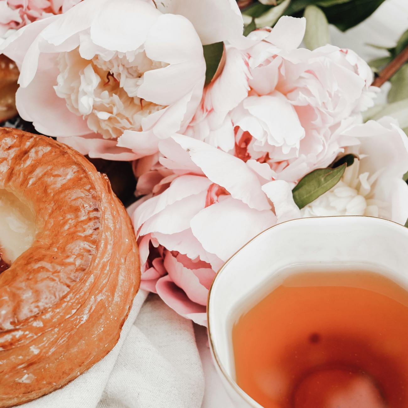 Why Japanese Tea Cups Have No Handle: The Meaning Behind the Yunomi